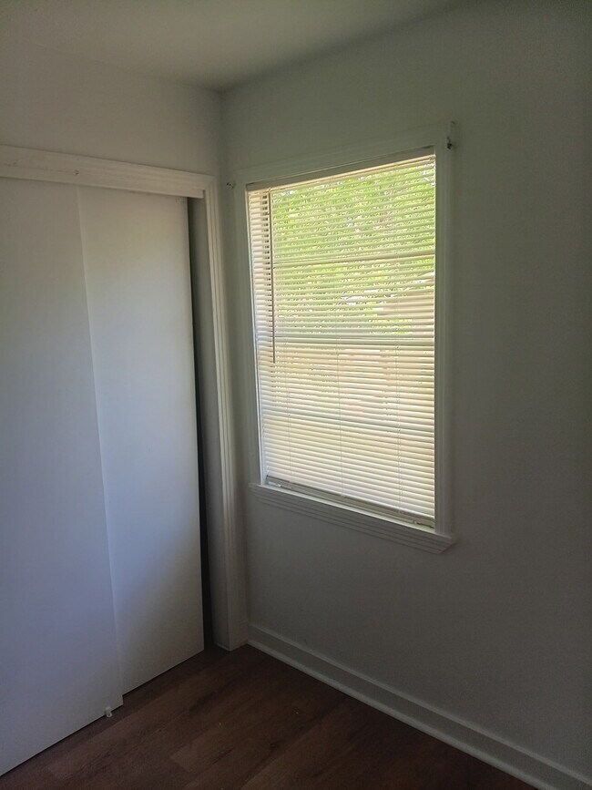 Building Photo - Teresa