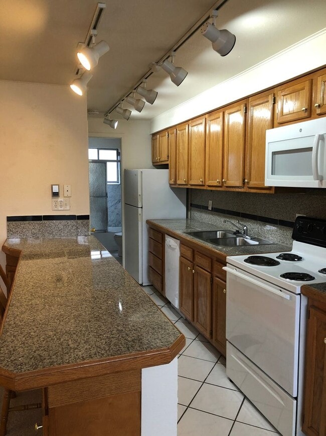 Building Photo - RENT SPECIAL! 1 BD on the TOP FLOOR. Cats ...