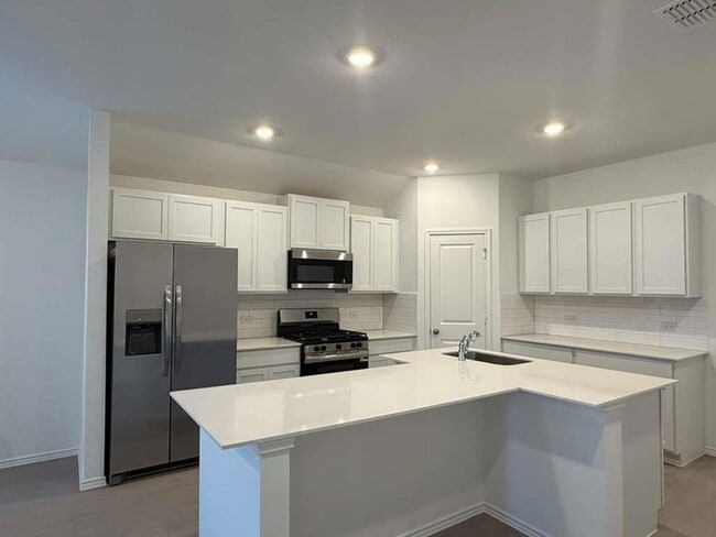 Building Photo - 545 Sormonne Lp