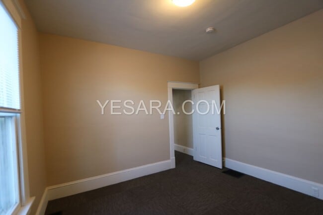 Building Photo - 2 Bedroom 1 Bath