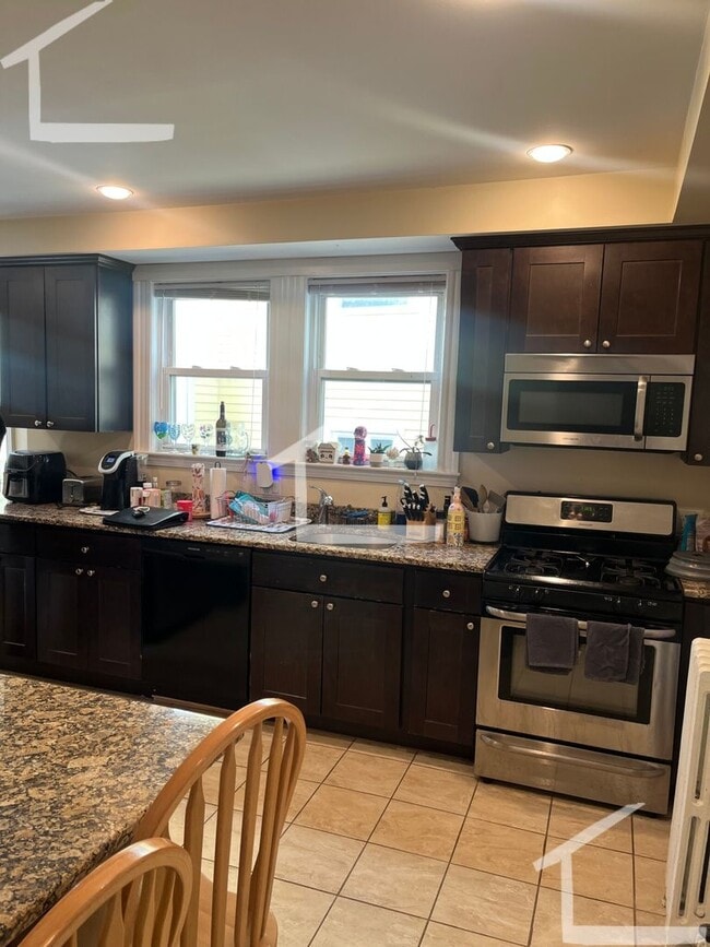 Building Photo - 9/1 No Fee! Spacious 3BR/2BA w/parking included!