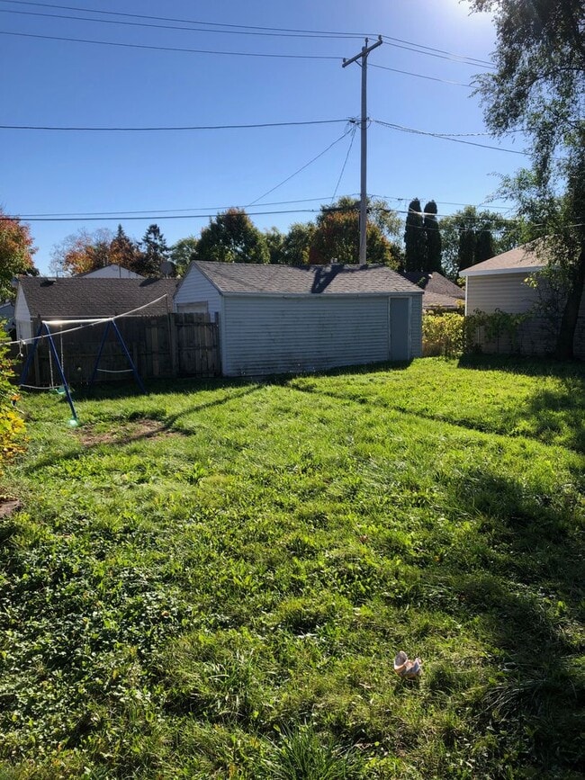 Building Photo - Single House 3 Bdr with Fenced yard and Garage AVAILABLE NOW