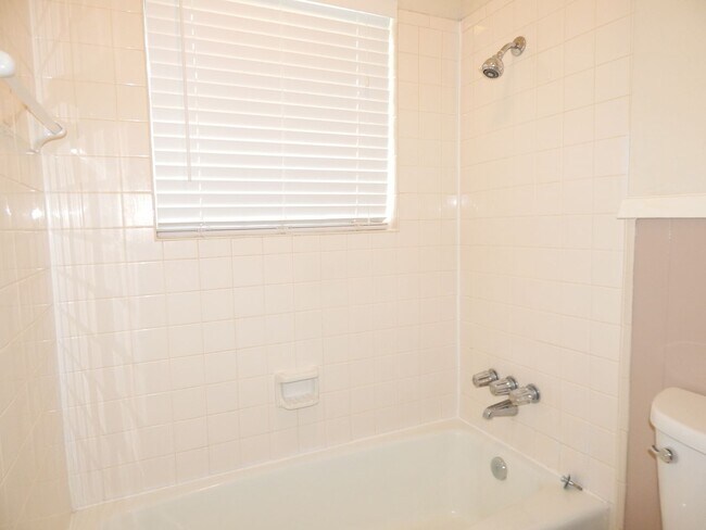 Building Photo - South Tyler, Beautiful 3 Bedroom, 2 Bath Home with RV Parking!