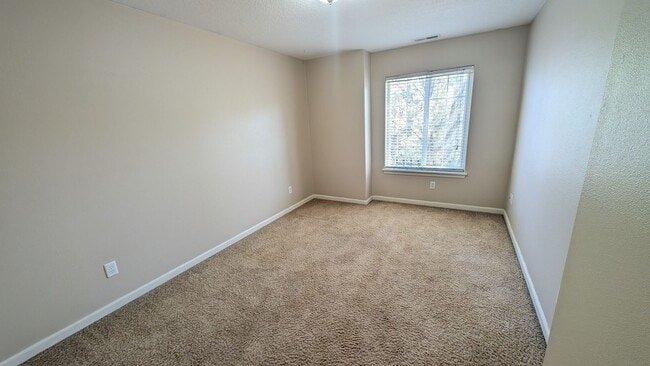Building Photo - Great four bedroom home in Aloha!