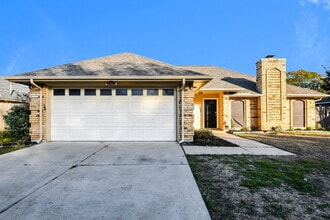 Building Photo - 1225 Cozby St W