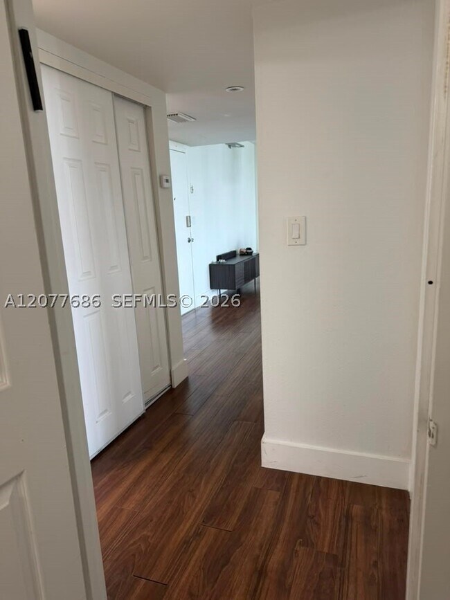 Building Photo - 3375 N Country Club Dr