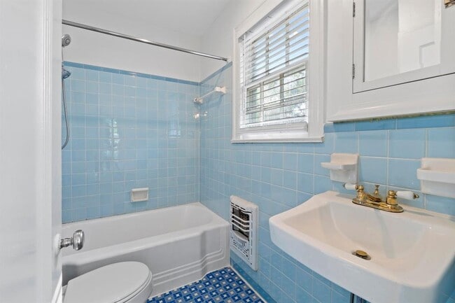 Building Photo - 204 W 43rd St