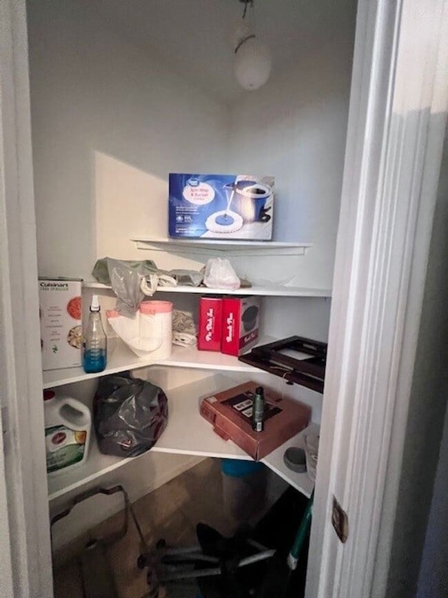 Building Photo - 3 Br 2Ba House with Garage and fenced yard**FURNISHED**