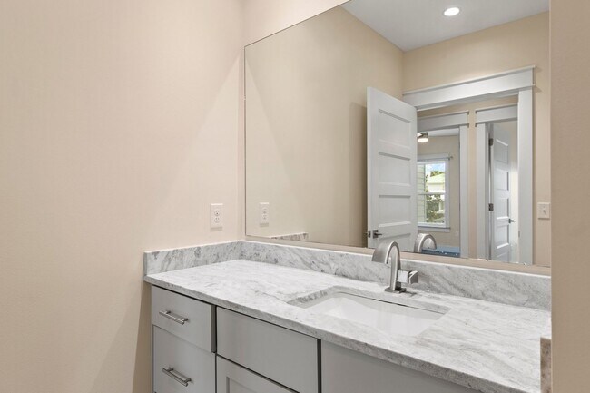 Building Photo - Luxury 3 Bedroom Townhouse on Okaloosa Island!