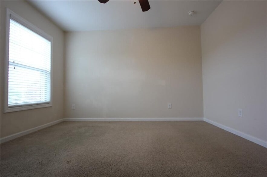 Building Photo - 2132 Greencrest Cir