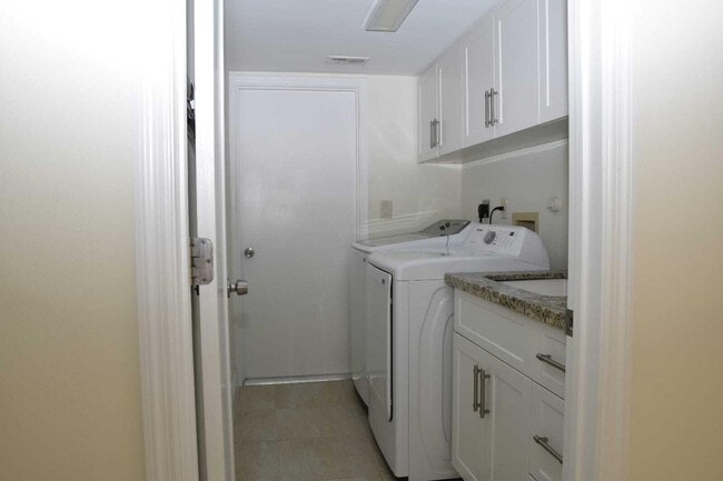 Building Photo - 6735 Lago Vista Terrace