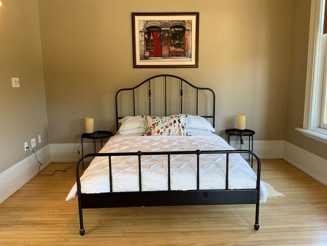 Building Photo - Enormous Upper Floor Unit in Heart of Downtown MKE