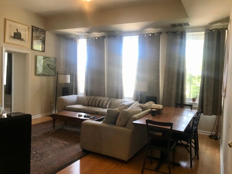 Living room - 526 St Paul St