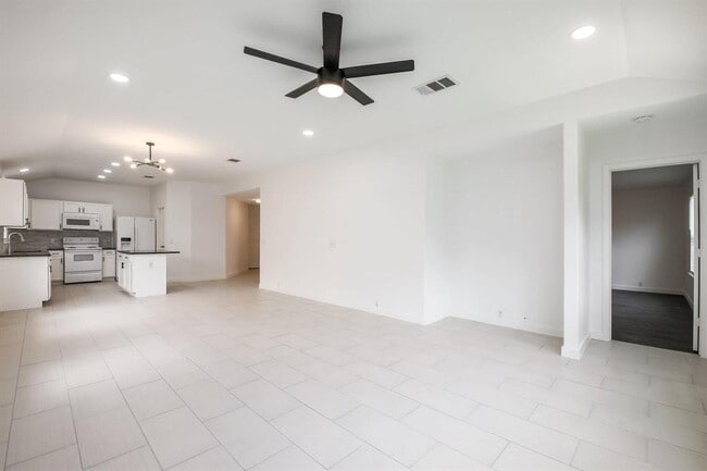 Building Photo - 2108 Kane Cove