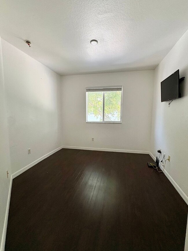 Building Photo - Cozy 3/2.5 Townhome in Convenient Location