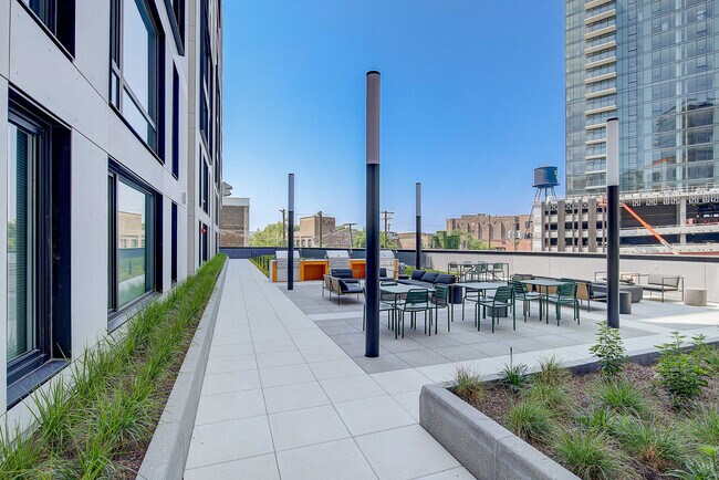 Building Photo - 853 W Blackhawk St