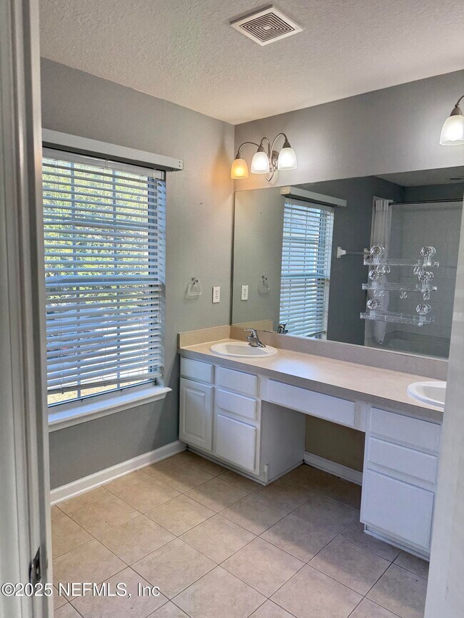 Building Photo - 4210 Highwood Dr