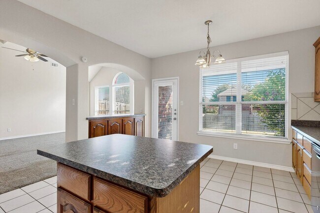 Building Photo - Spacious & Stylish Home in Quail Run-North...