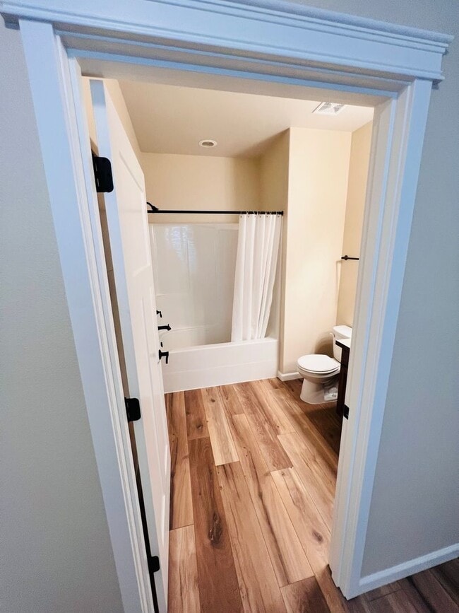 Building Photo - Stunning 5 bedroom W/Bed & Full Bath on Main Floor