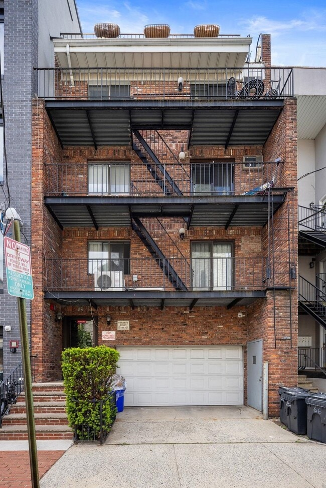 Building Photo - 66 Monroe St