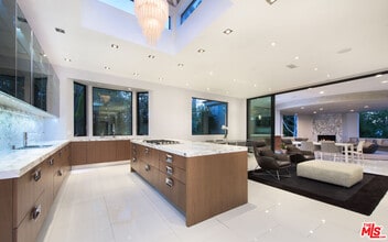 Building Photo - 900 N Hillcrest Rd