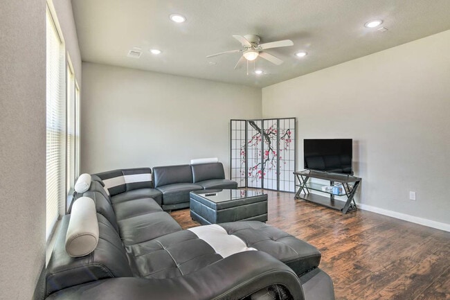 Building Photo - 3510 Oleander Ave