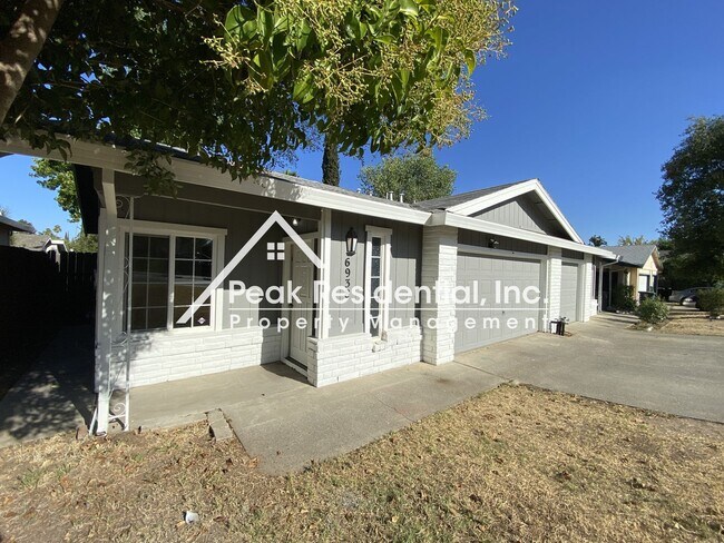 Building Photo - Charming Citrus Heights 3bd/2ba Duplex with 2 Car Garage