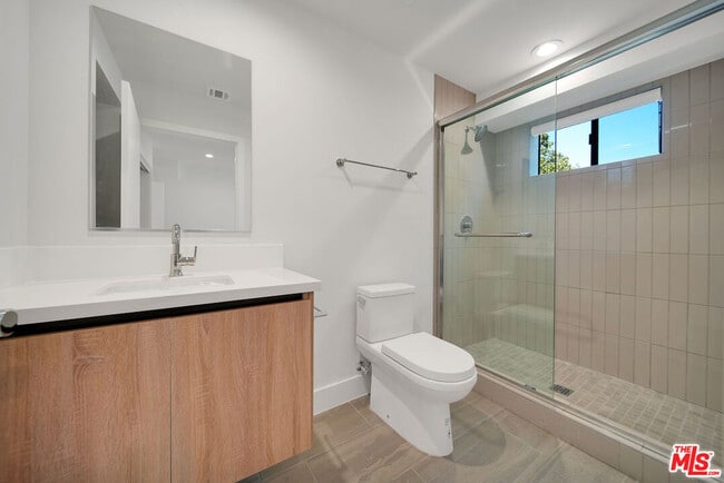 Building Photo - 408 1/2 N Kenmore Ave