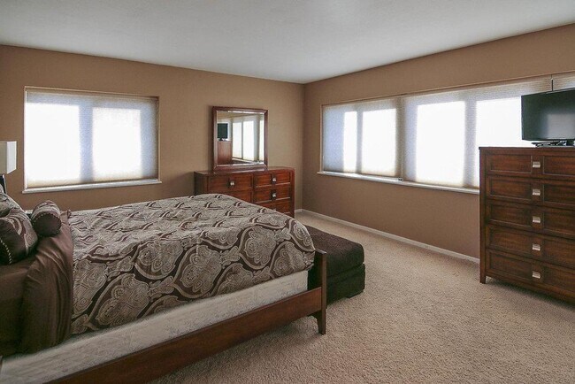 Building Photo - {803 #604} Churchill Condo Located on the County Club Plaza + In-Unit W/D + Parking Included