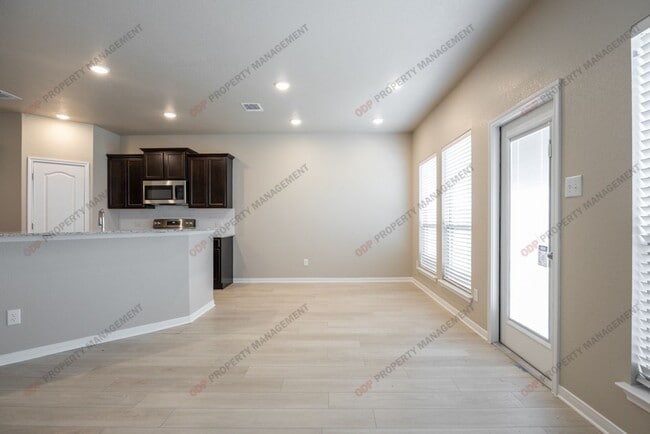 Building Photo - 1402 Shadow Hl Ln