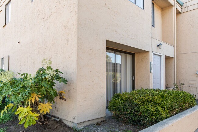 Building Photo - 3 bedroom, 1.5 bathroom townhome