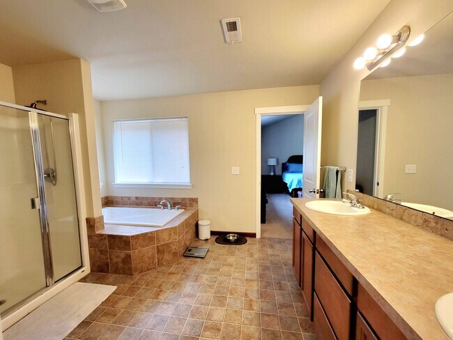 Building Photo - Bright, Spacious 4 bedroom in Poulsbo