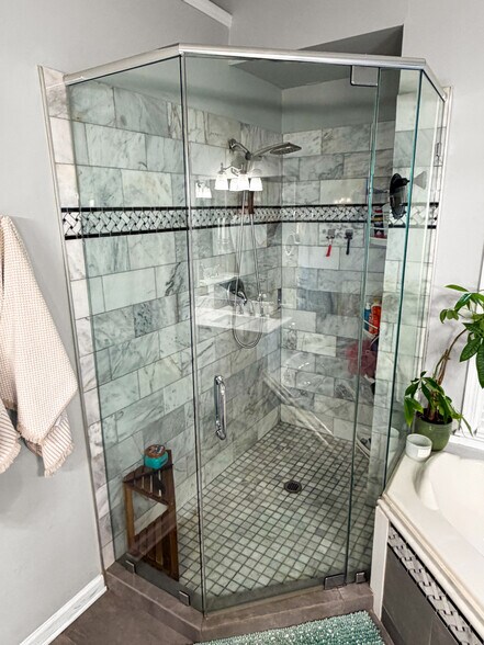 Building Photo - 1106 Glenrose Dr SE