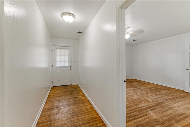 Building Photo - Beautiful 4 bedroom home near FSU - Move I...