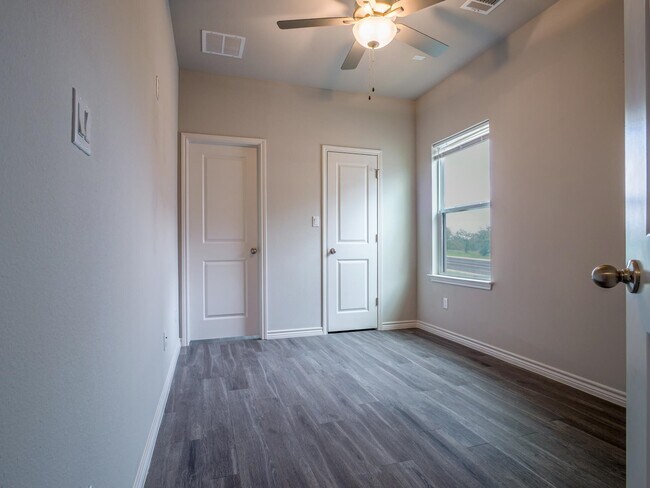Building Photo - 221 Peruna Dr