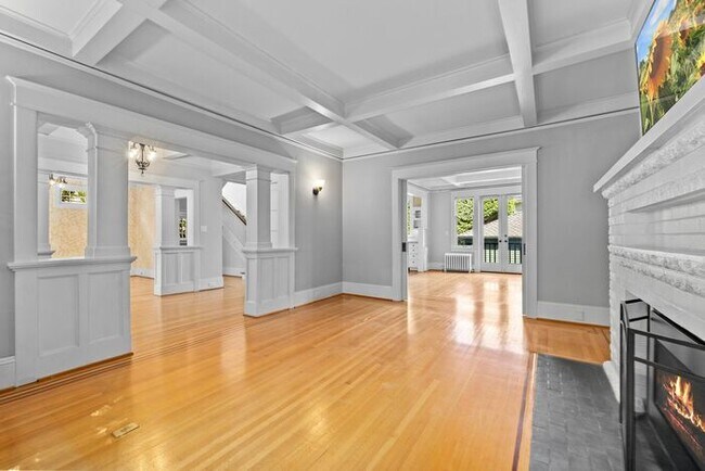 Building Photo - Stunning 1909 Craftsman w/ AC in Coveted Capitol Hill
