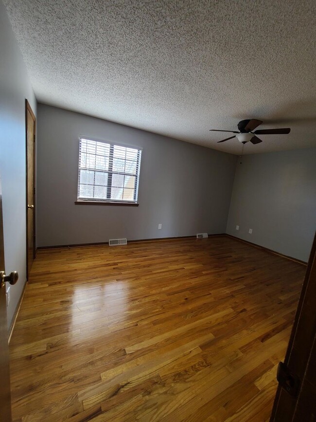 Building Photo - 2 Bedroom 1.5 Bath Townhome
