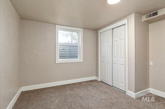 Building Photo - 4 Bed 2 Bath in Boise!