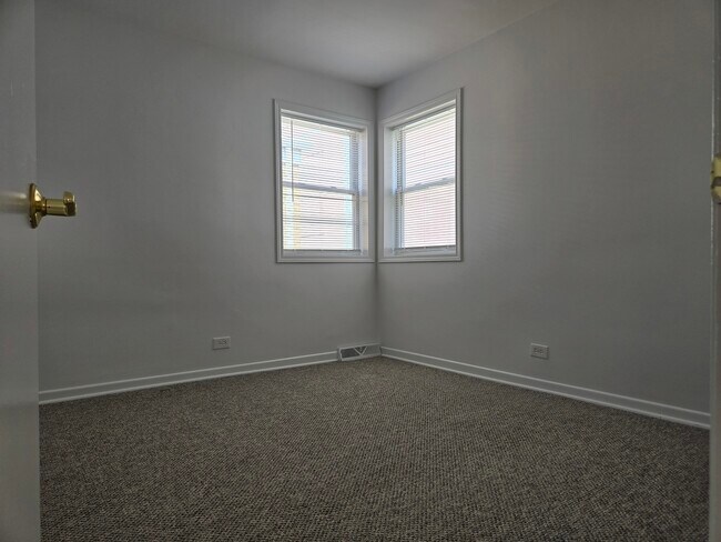 Building Photo - 6039 N Artesian Ave