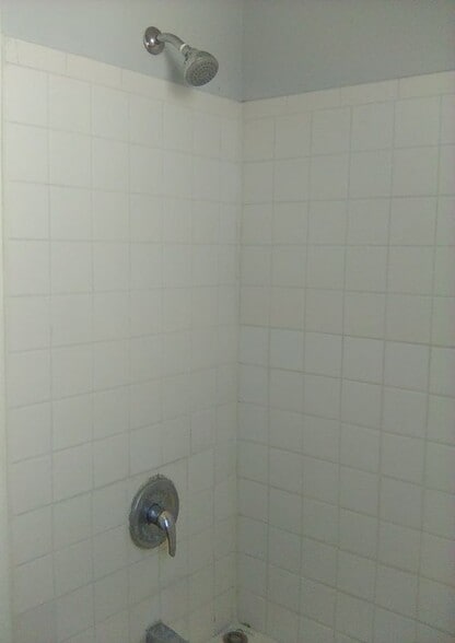 Building Photo - 594 Roosevelt Ave