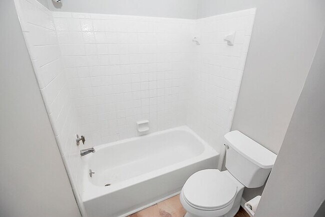 Building Photo - Updated First Floor 2BD/2BA Condo in Forest Ridge!