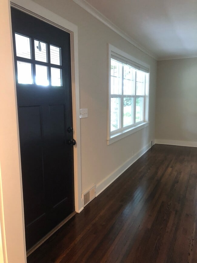 Building Photo - 615 Rice St E