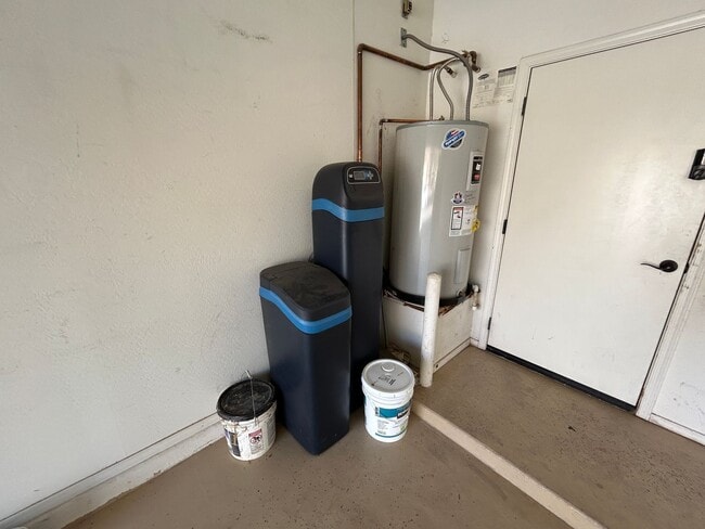 Building Photo - 15439 W Poinsettia Dr