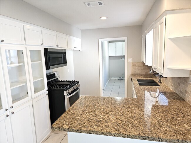 Building Photo - 510 Baywood Dr