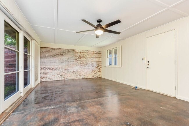 Building Photo - Rare Find: Tantalus Rustic Charm: Large: 1 Bdr/1 Bth:- Electric Included