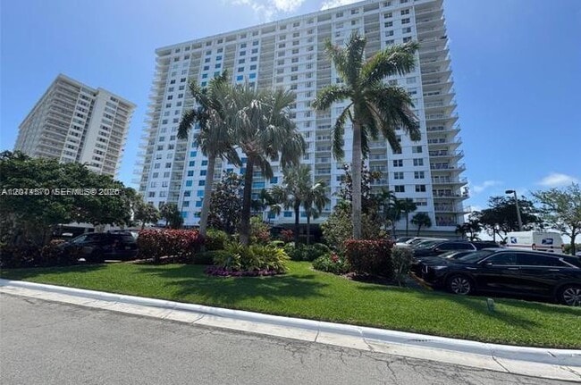 Building Photo - 500 Bayview Dr