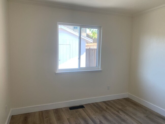 Building Photo - ~ Modern Single Level 4 Bedroom, 2 Bath Ho...