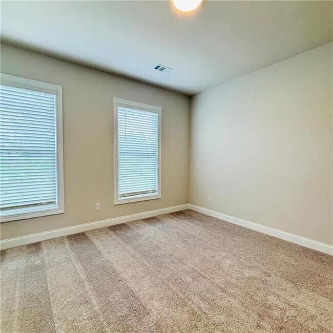 Building Photo - 657 SUMMIT HILL Way