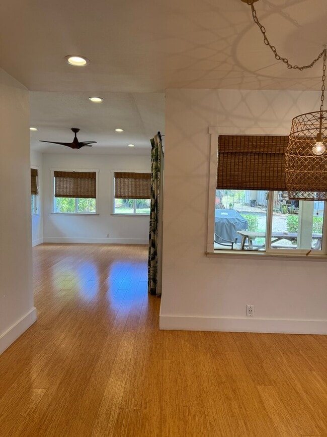 Building Photo - Newly Renovated 3/3 Home in Waialua