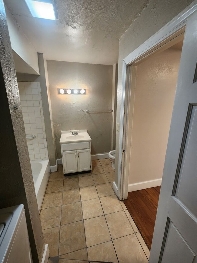 Building Photo - 3 bedroom Moline house with 2 car garage!
